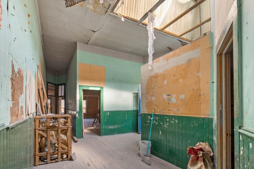 More Photos Of 313 N Main St, Ellensburg General Retail For Sale