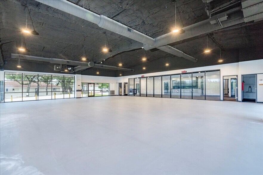 More Photos Of 12112 620 N, Austin General Retail For Sale