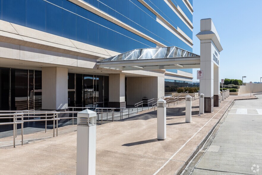 More Photos Of 3000 Riverchase Galleria, Birmingham Office For Lease