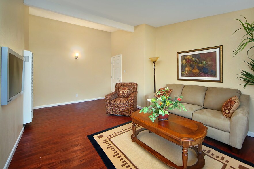 More Photos Of 10501 Croetto Way, Rancho Cordova Apartments For Sale
