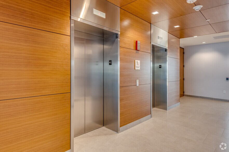 More Photos Of 17335 Golf Pkwy, Brookfield Office For Lease