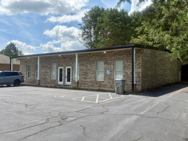 Primary Photo Of 1285 Wilkesboro Blvd, Lenoir Medical For Sale