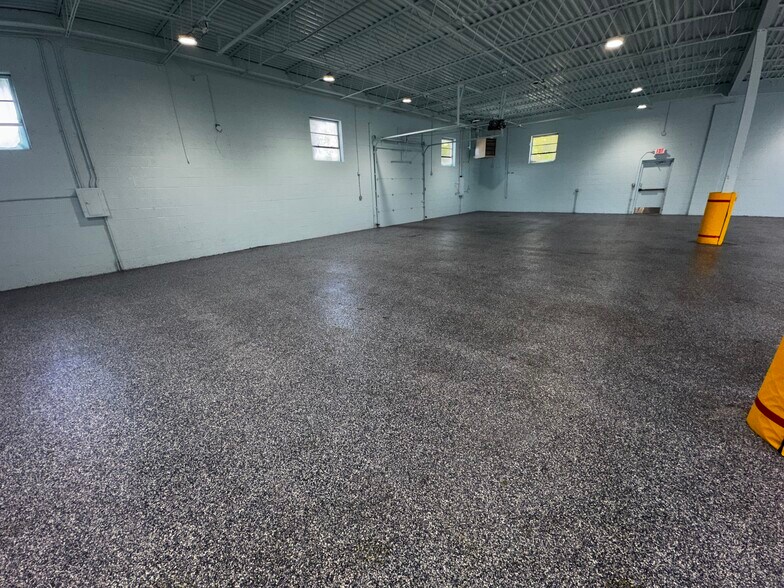 More Photos Of 1520 Hannah Ave, Forest Park Flex For Lease