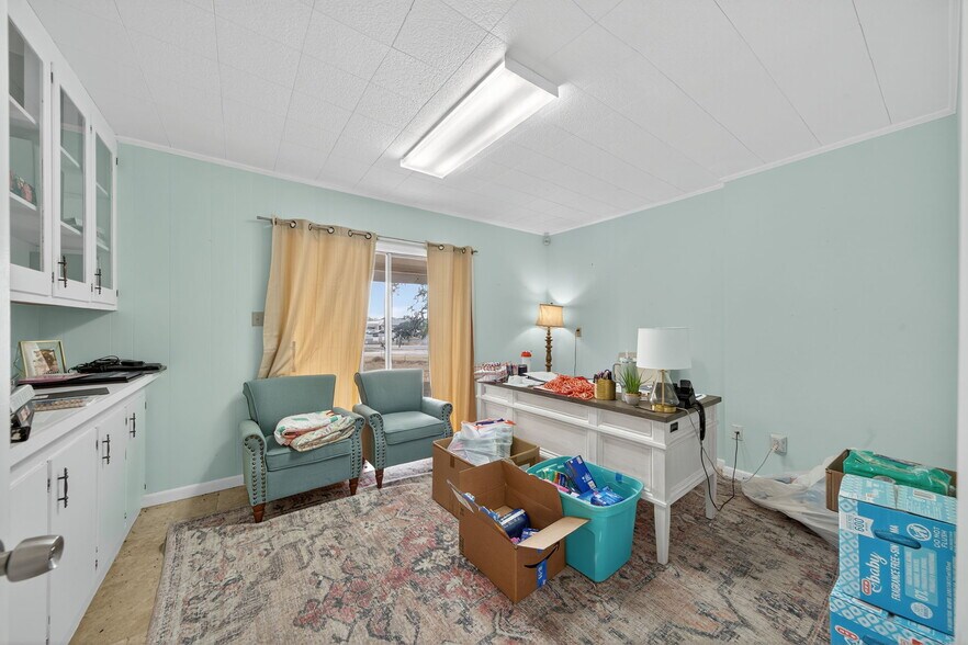 More Photos Of 930 N School St, Boerne Office For Sale