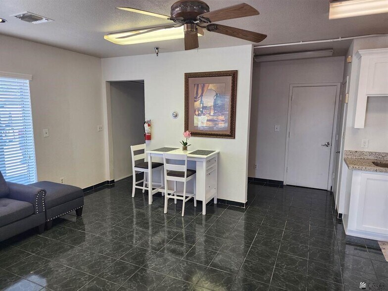 More Photos Of 877 W 8th St, Yuma Auto Dealership For Sale