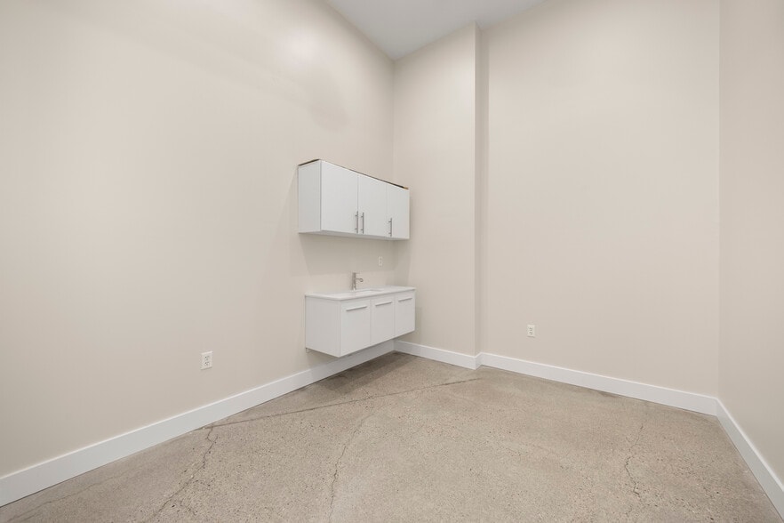 More Photos Of 3462 Greenfield rd, Berkley Medical For Lease