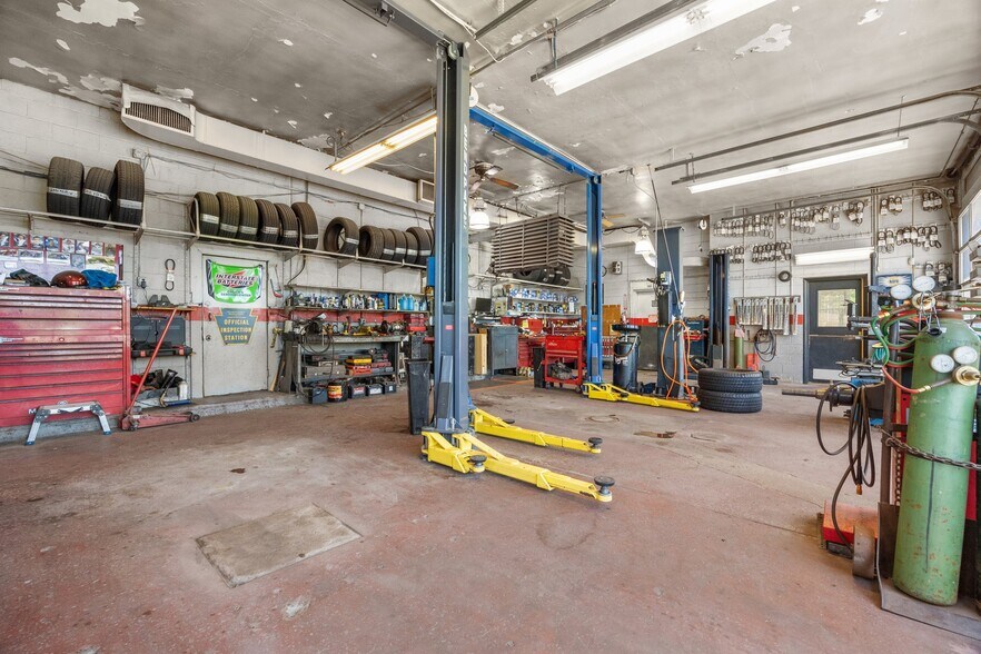 More Photos Of 2304 Huntingdon Pike, Huntingdon Valley Auto Repair For Sale