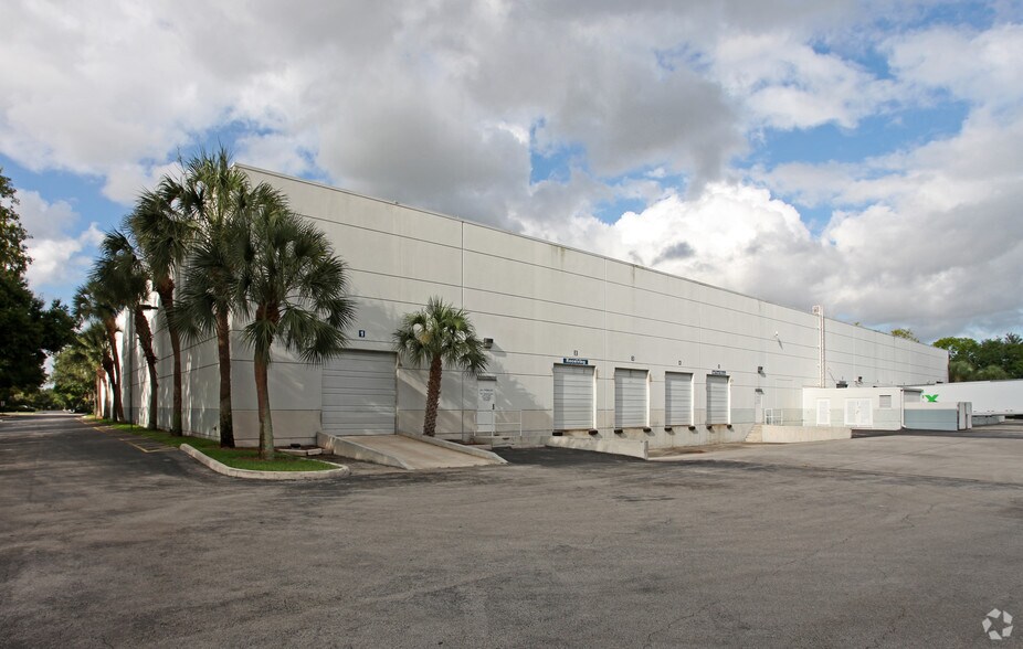 More Photos Of 13801-13807 NW 4th St, Sunrise Warehouse For Lease