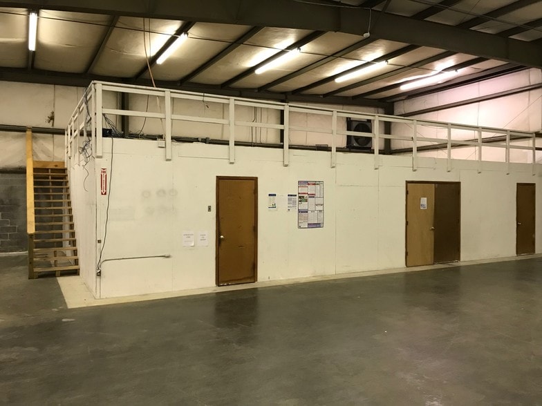 More Photos Of 214 Fort Collier Rd, Winchester Warehouse For Lease