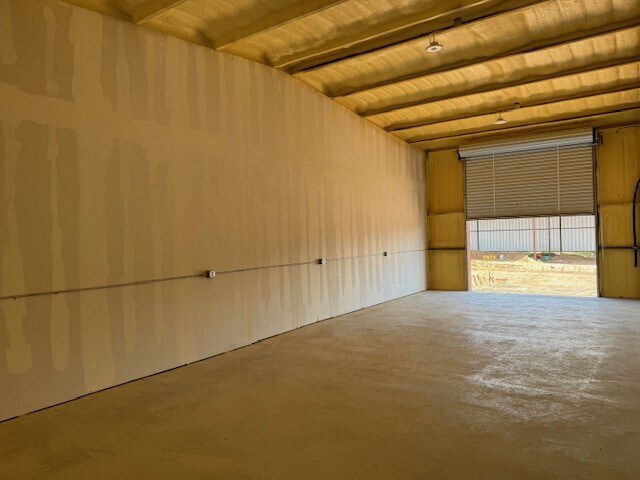 More Photos Of 398 Eagle Bluff Rd, Spicewood Warehouse For Lease