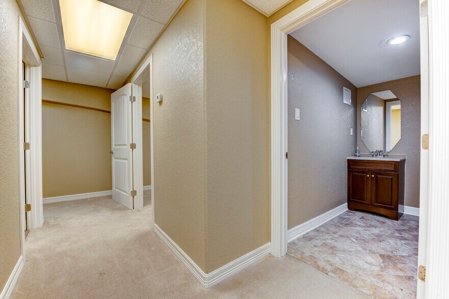 More Photos Of 11180 Cox Rd, Conroe Warehouse For Lease