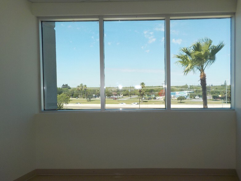More Photos Of 5700 N Exp 77/83, Brownsville Medical For Lease