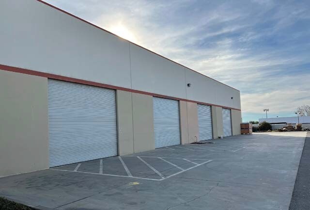 More Photos Of 205 W Slover Ave, Bloomington Warehouse For Lease