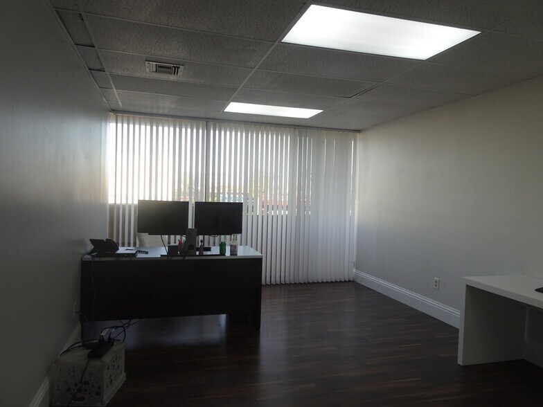 More Photos Of 2826 E Oakland Park Blvd, Fort Lauderdale Office For Sale