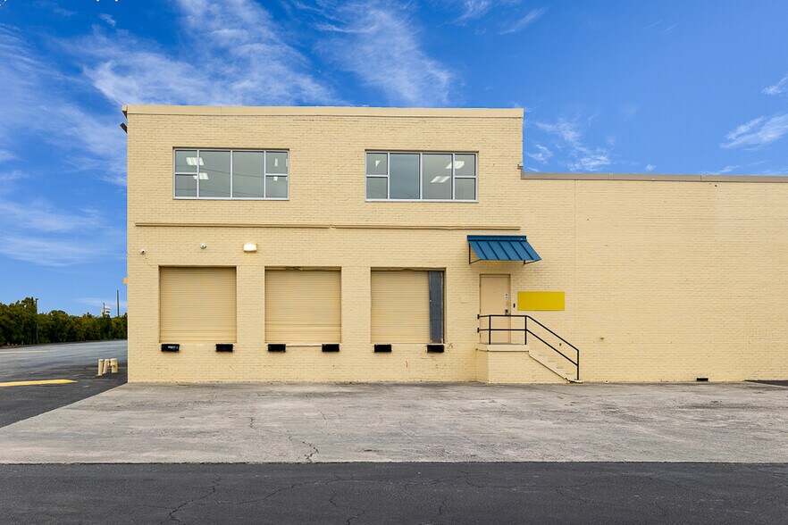 More Photos Of 5935 Rivers Ave, North Charleston Showroom For Lease
