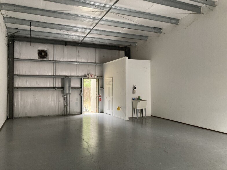 More Photos Of 617 S US 301, Sumterville Warehouse For Lease