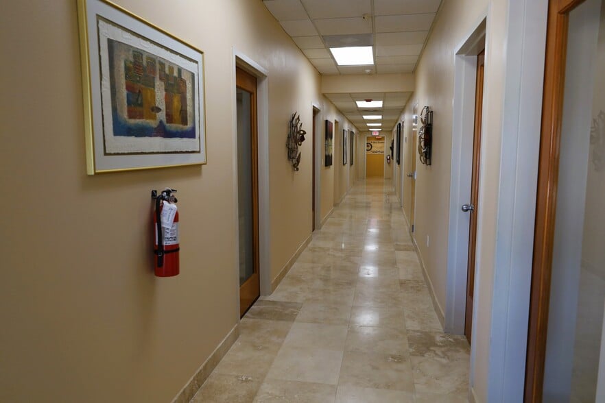 More Photos Of 7458 N Tamiami Trl, Sarasota Medical For Sale