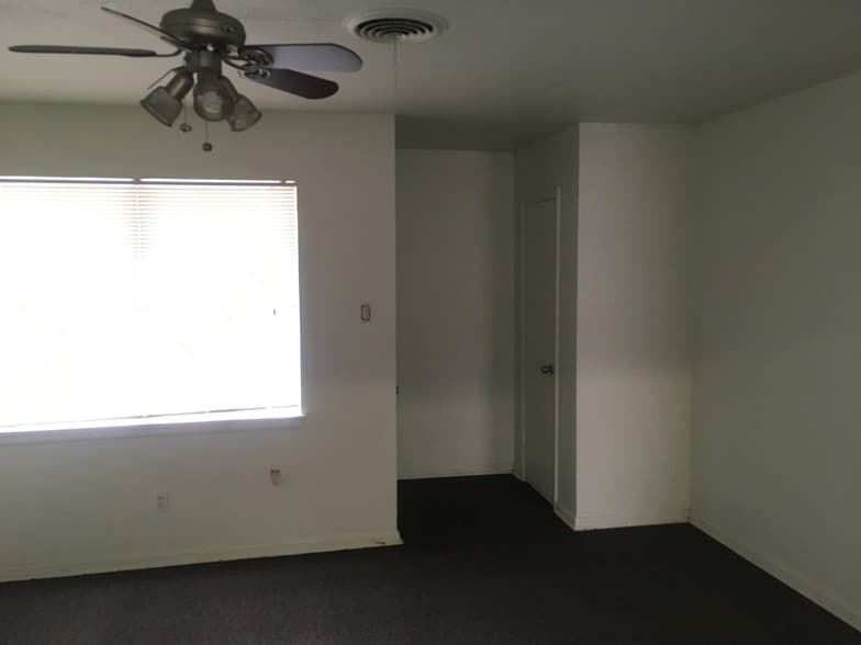 More Photos Of 1913 Hemlock Dr, Haltom City Office For Sale