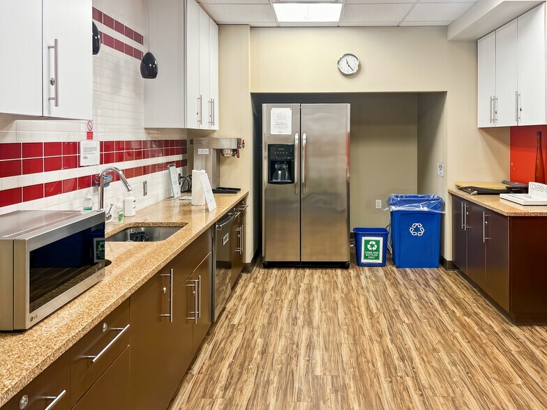 More Photos Of 1631 Dickson Av, Kelowna Coworking Space