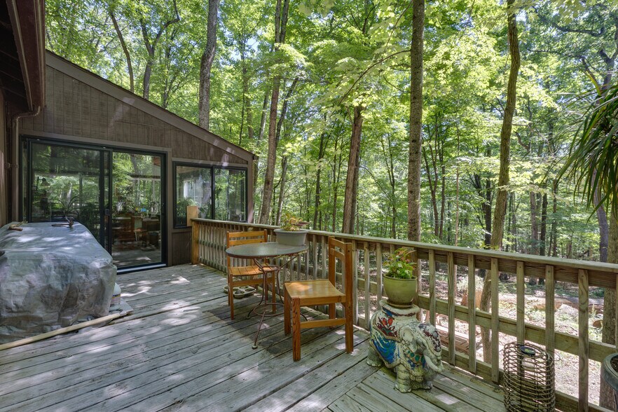 More Photos Of 11 Mountainside Dr, Berkeley Springs Specialty For Sale