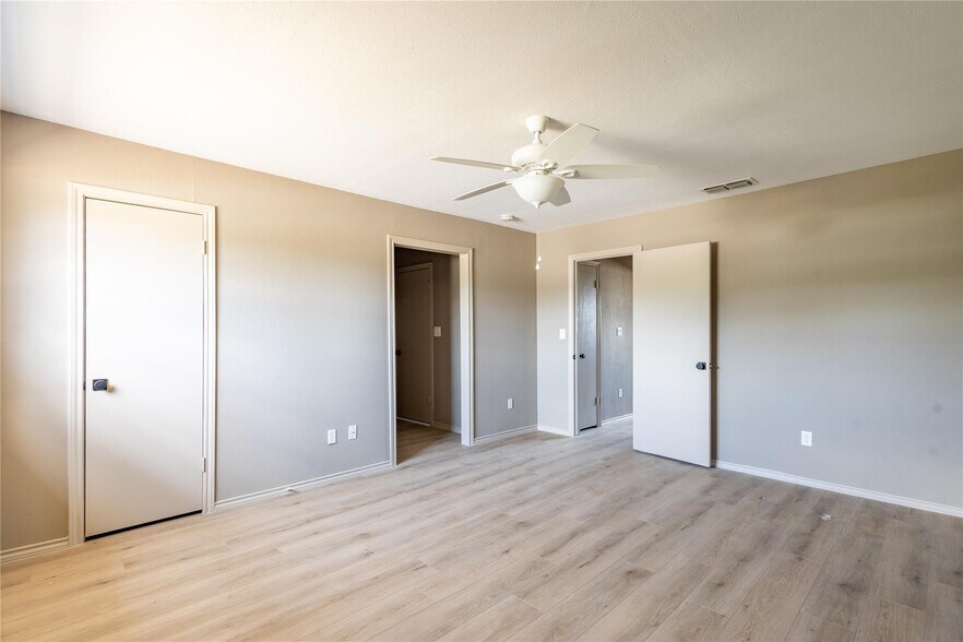 More Photos Of 1804 SW Barnard St, Glen Rose Apartments For Sale