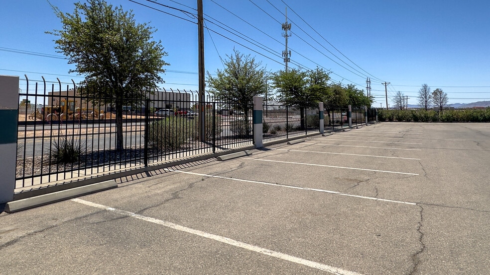 More Photos Of 10365 Railroad Dr, El Paso Warehouse For Lease