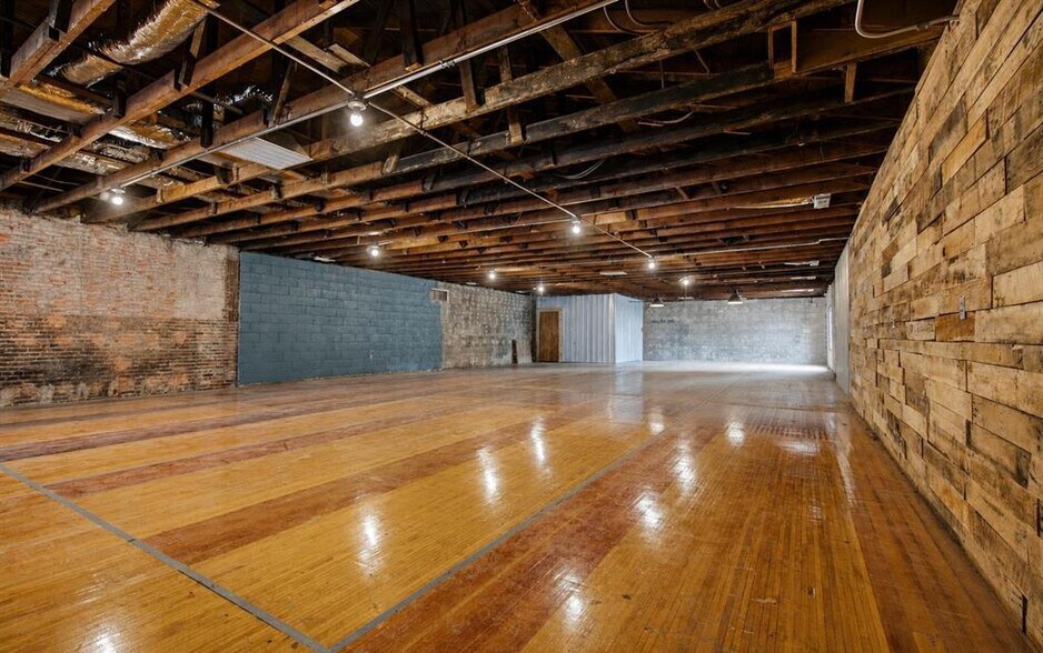 More Photos Of 122 N Main St, Washington General Retail For Lease