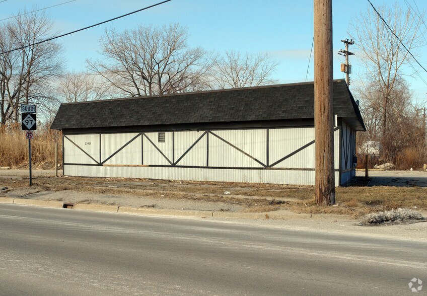 More Photos Of 21665 Groesbeck Hwy, Warren Office For Lease