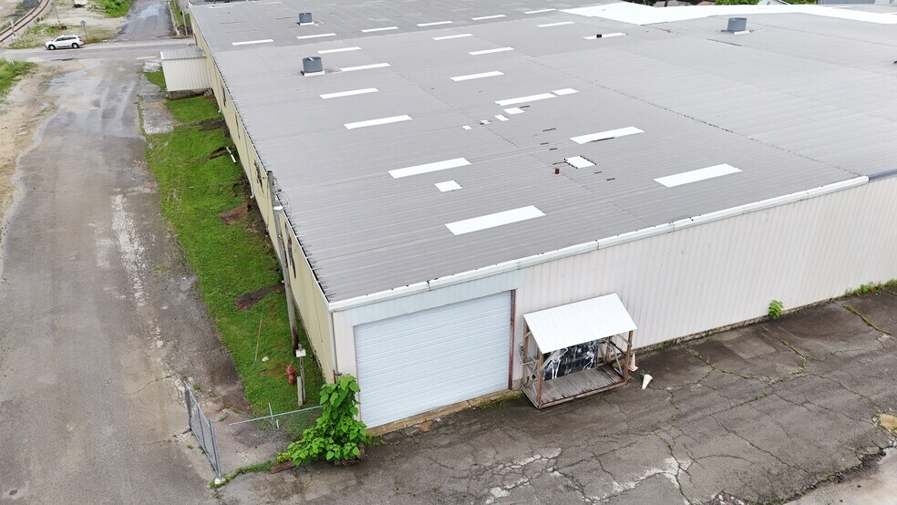 More Photos Of 102 S Main St, Mountain Grove Warehouse For Lease