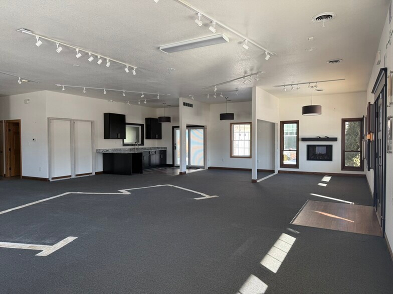 More Photos Of 517 Railroad Ave, West Des Moines Showroom For Lease