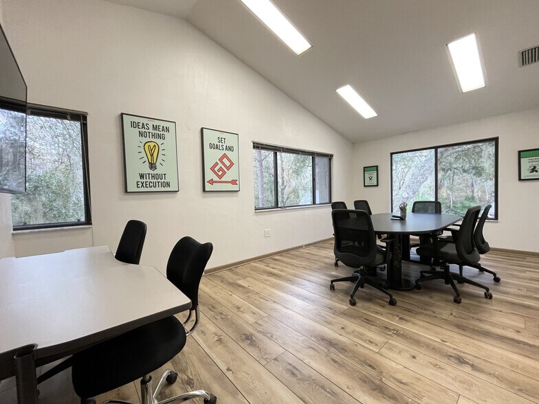 More Photos Of 106 NW 33rd Ct, Gainesville Office For Sale