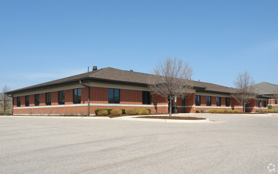 More Photos Of 620 Dakota St, Crystal Lake Office For Lease