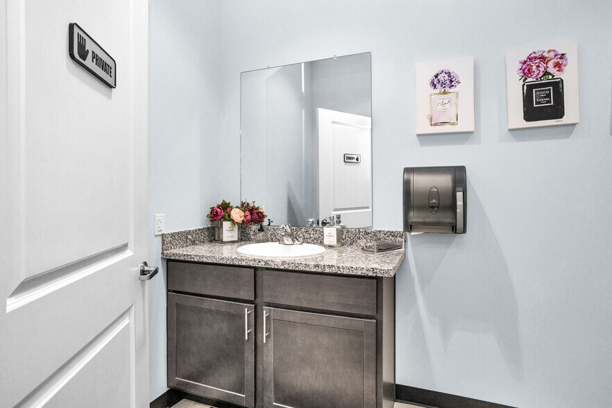 More Photos Of 1308 N Frazier St, Conroe Service For Sale