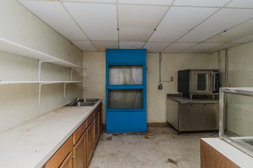 More Photos Of 1015 S Meridian Ave, Wichita Auto Repair For Sale