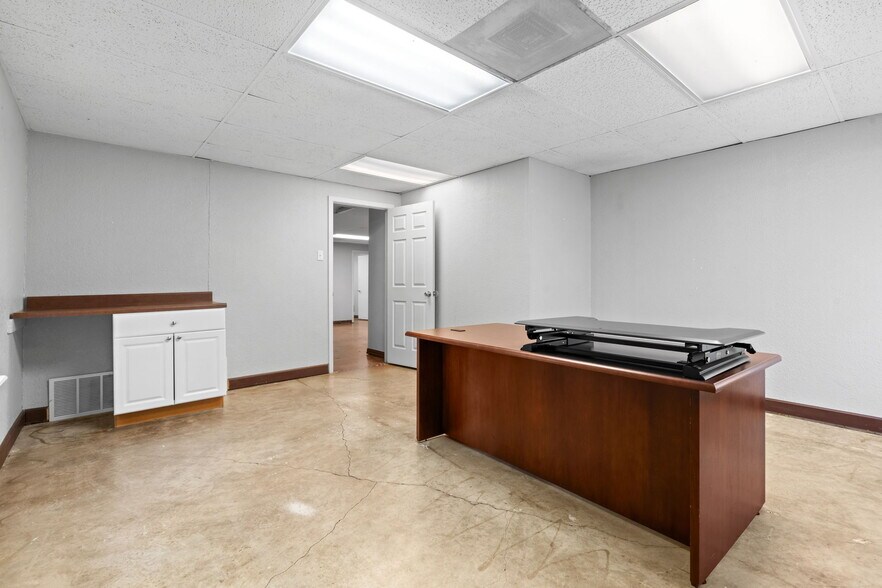 More Photos Of 5620 Rowlett Rd, Rowlett General Retail For Sale