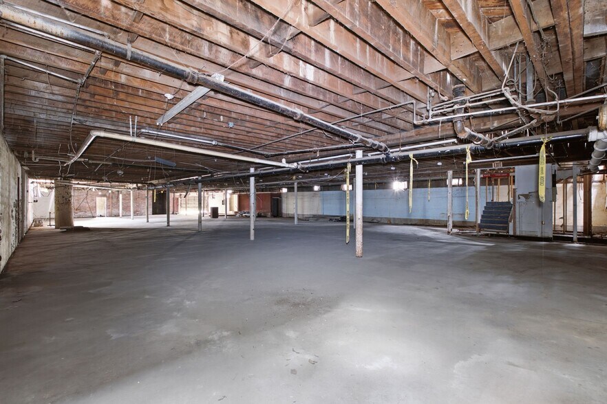 More Photos Of 1 Public Square Red Boiling Springs Sq, Lafayette Showroom For Sale