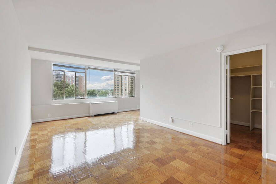 More Photos Of 5055 Seminary Rd, Alexandria Apartments For Lease
