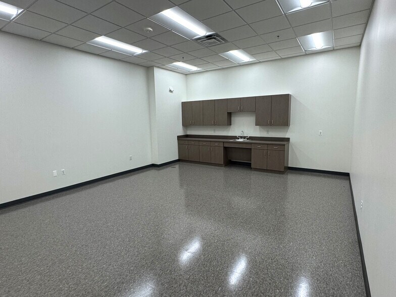 More Photos Of 7917 Fernham Ln, District Heights Warehouse For Lease