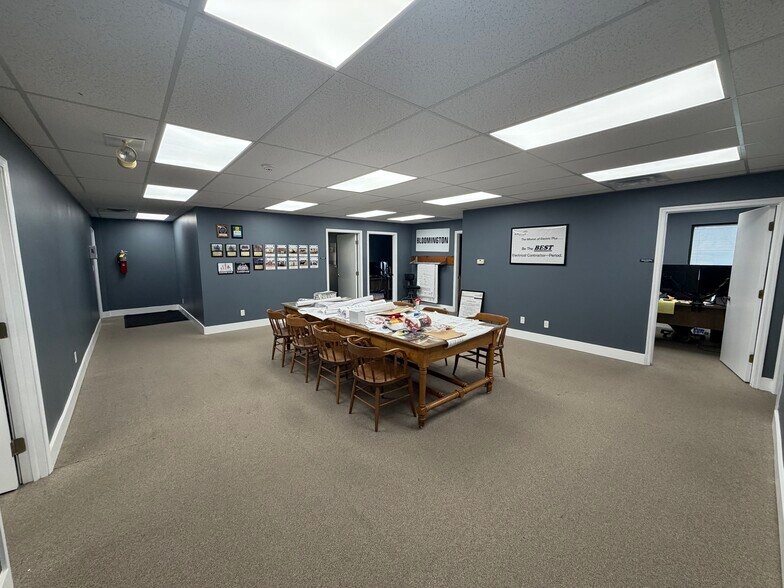More Photos Of 1030 W 17th St, Bloomington Flex For Sale