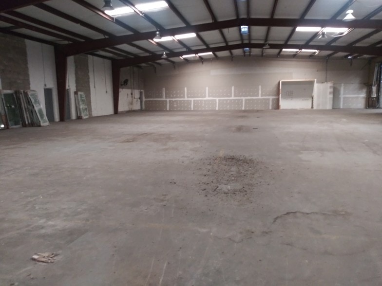 More Photos Of 5017 N Coolidge Dr, Tampa Warehouse For Sale
