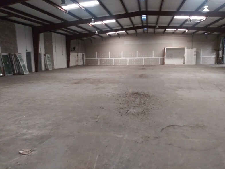 More Photos Of 5017 N Coolidge Dr, Tampa Warehouse For Lease