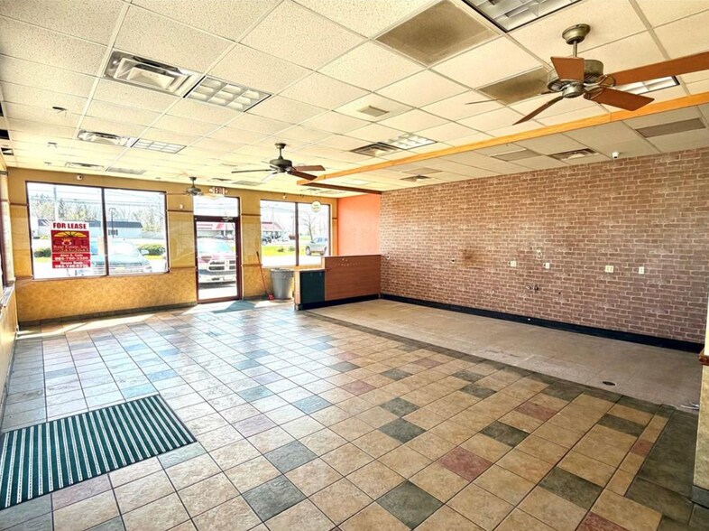 More Photos Of 4243 Lakeville Rd, Geneseo Storefront For Lease