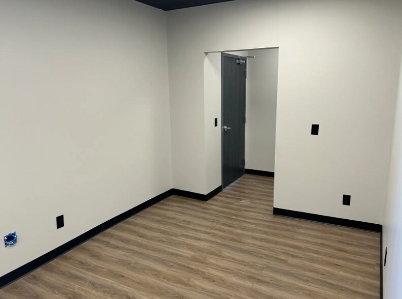 More Photos Of 850 Glaspie St, Oxford Warehouse For Sale