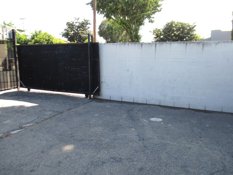 More Photos Of 9900-9904 S Central Ave, Los Angeles Schools For Lease