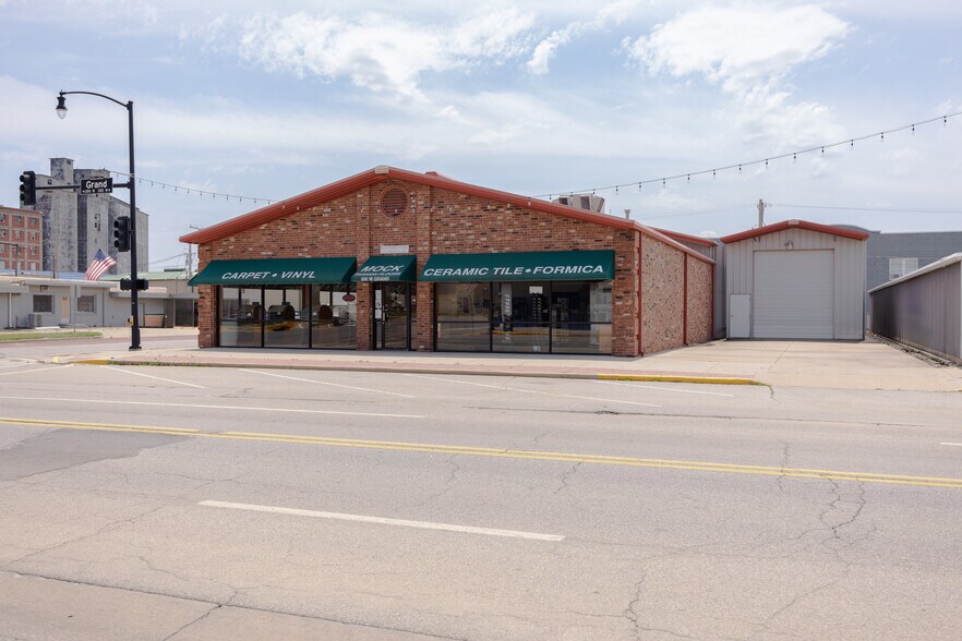 More Photos Of 300 W Grand Ave, Ponca City Freestanding For Sale