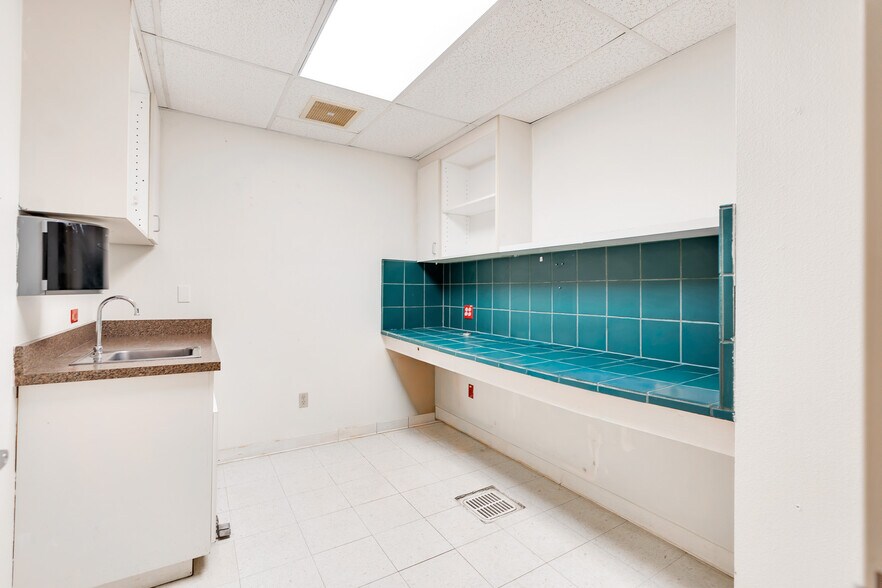 More Photos Of 222 I St, Los Banos Office For Lease