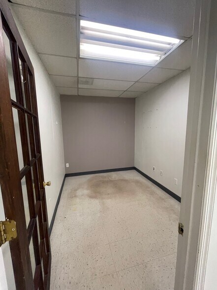 More Photos Of 1421 N Limestone St, Gaffney Office For Sale
