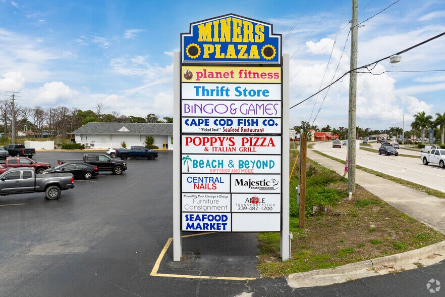 More Photos Of 15501 Old McGregor Blvd, Fort Myers General Retail For Lease