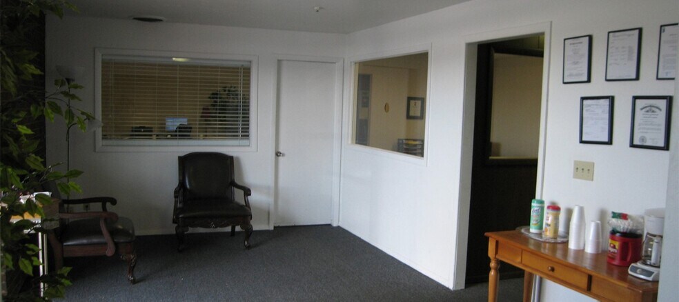More Photos Of 5412-5414 N Rockwell Ave, Bethany Warehouse For Lease