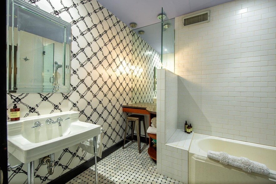 More Photos Of 213 Printers Aly, Nashville General Retail For Sale